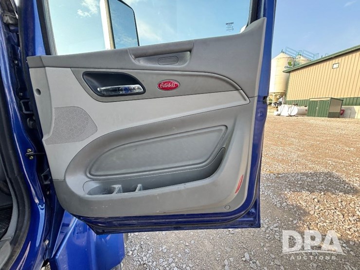 2019-peterbilt-567-image-79