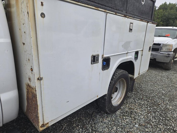 2011-ford-f550-image-26