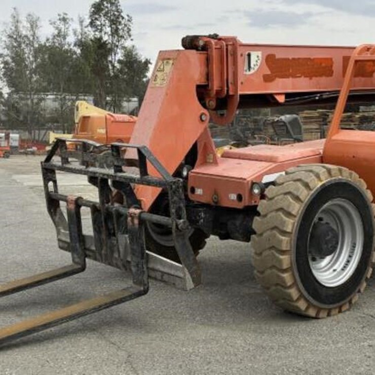 2013 JLG 8042
