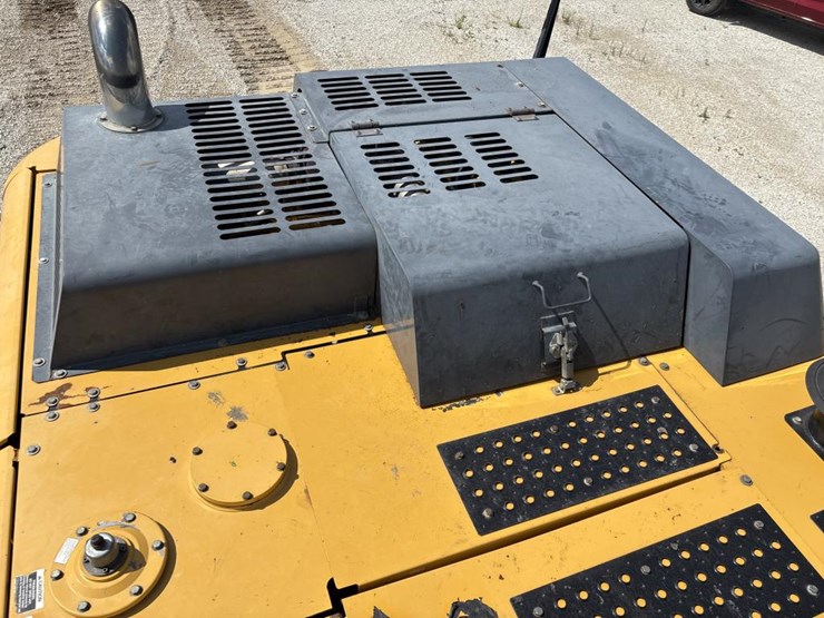 2014-deere-380g-lc-image-22