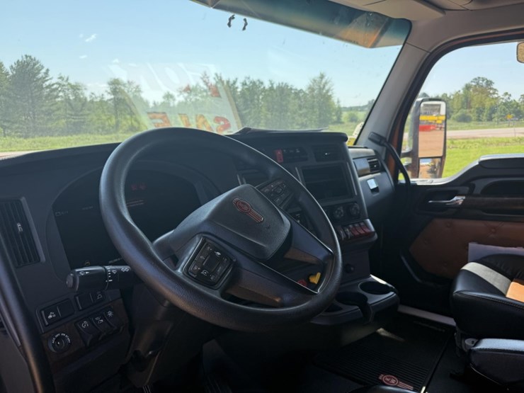 2023-kenworth-w990-image-7