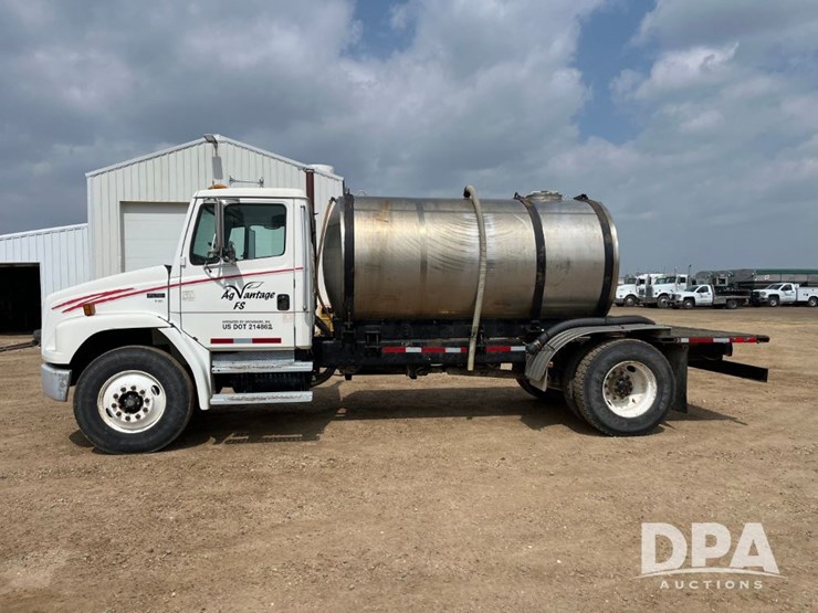 2000-freightliner-fl70-image-14