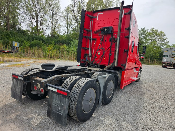 2019-freightliner-cascadia-126-image-16