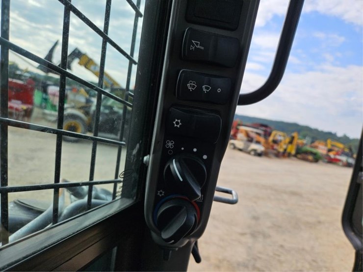 new-holland-l328-image-24