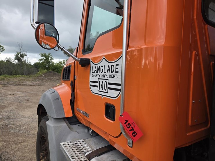 2015-mack-granite-gu813-image-17