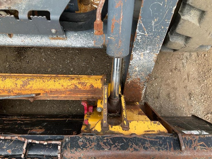 2012-deere-326d-image-16