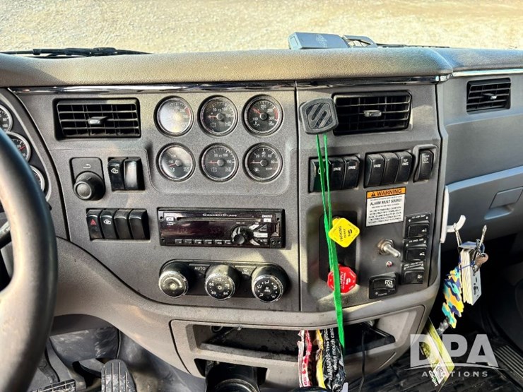2015-peterbilt-579-image-91