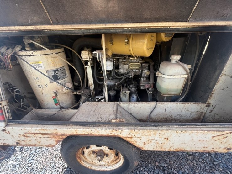 #2678-•-multiquip-dps-130sst-towable-air-compressor-image-5