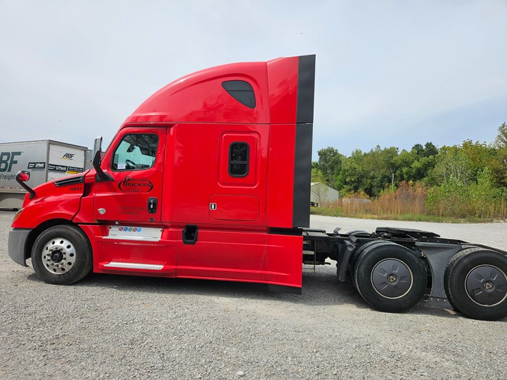 2019-freightliner-cascadia-126-image-7