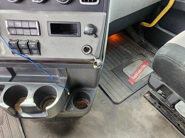 2019-freightliner-cascadia-126-image-57