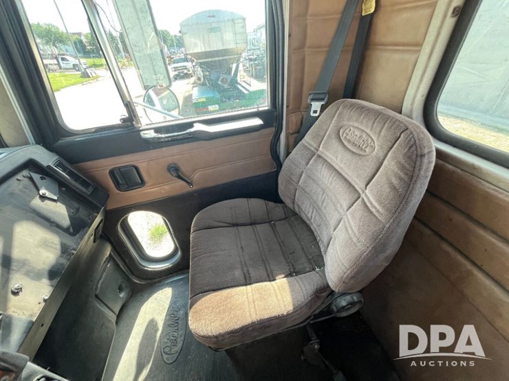 2000-peterbilt-385-image-59