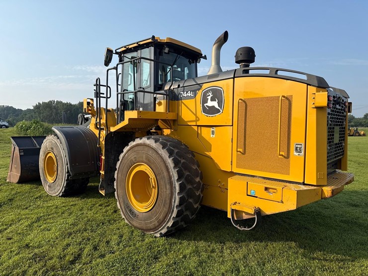 2019-deere-744l-image-3