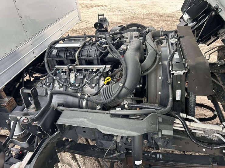 2022-isuzu-npr-image-8