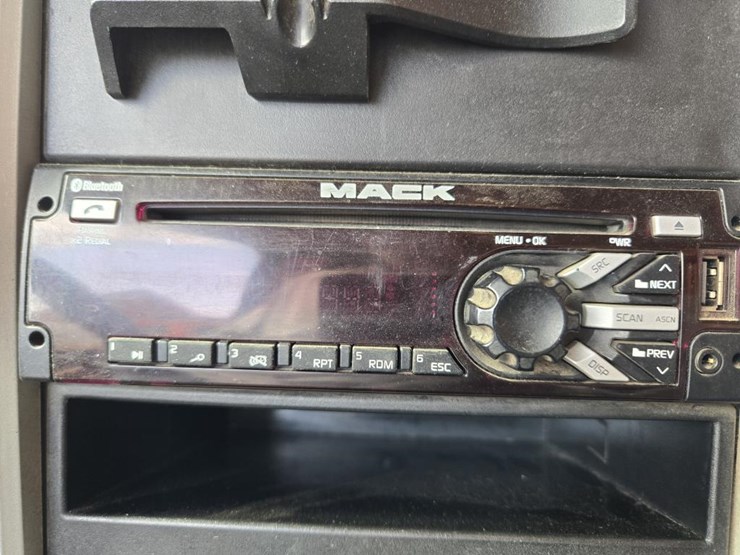 2015-mack-granite-gu813-image-88