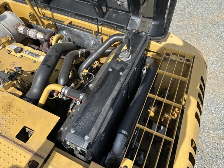 2011-caterpillar-320d-image-60