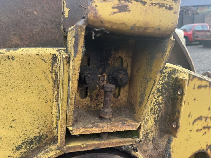 #1572-•-approx-66"x48“-bros-roller-compactor-image-9