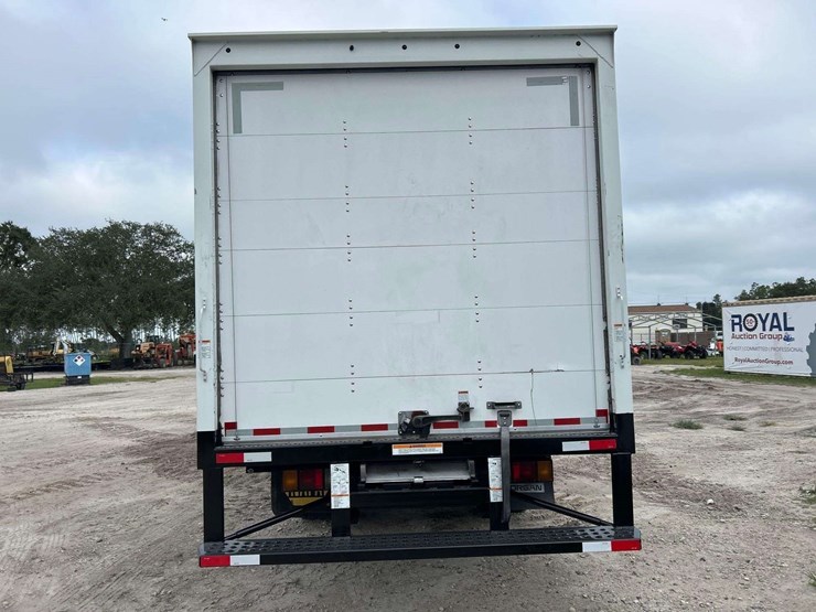 2022-isuzu-npr-image-25