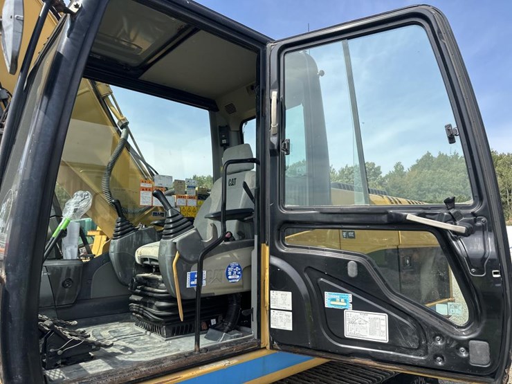 2011-caterpillar-320d-image-41