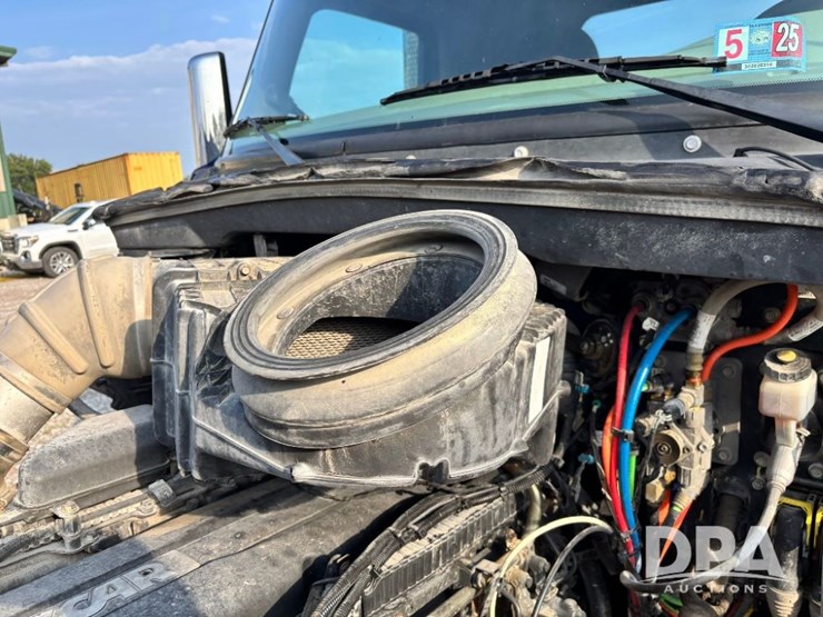 2019-peterbilt-567-image-64