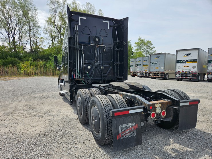 2018-freightliner-cascadia-126-image-13