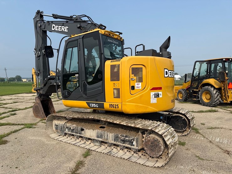 2022-deere-135g-image-3