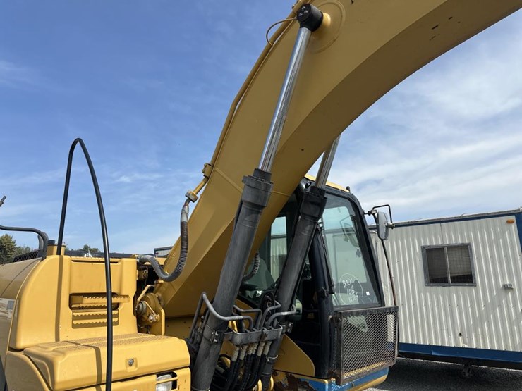 2011-caterpillar-320d-image-35