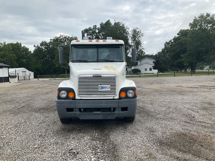 2000-freightliner-flc120-image-10
