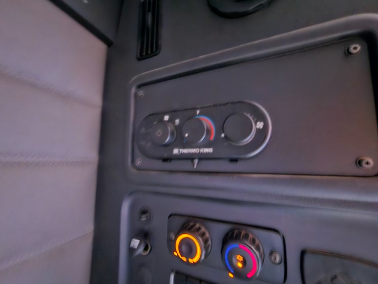 2019-freightliner-cascadia-126-image-75