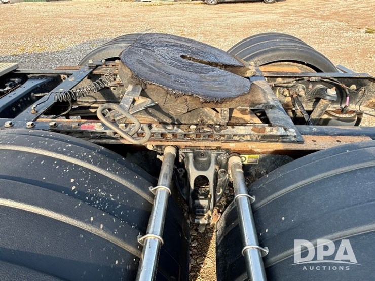 2019-peterbilt-567-image-37