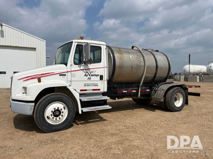 2000-freightliner-fl70-image-15