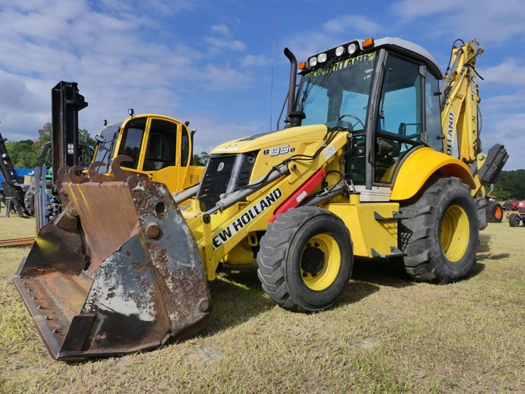 new-holland-b95b-image-1