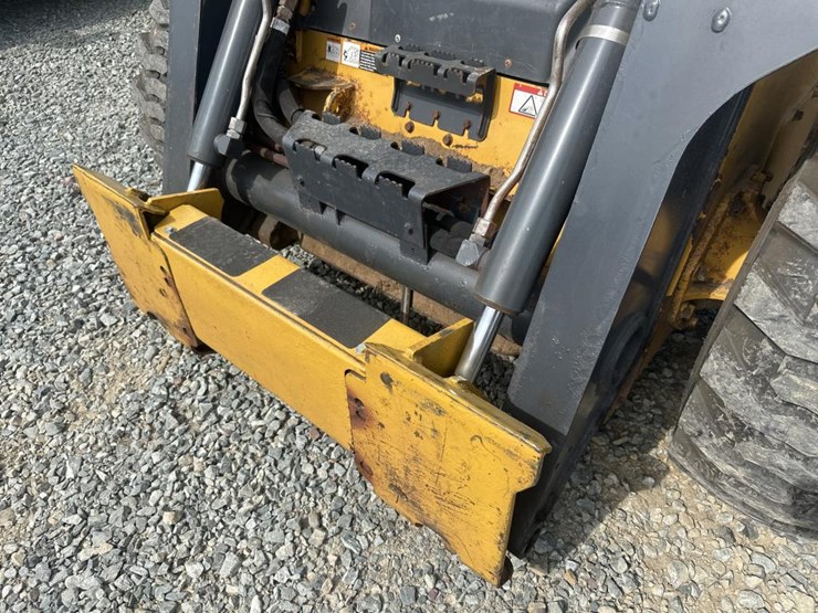 2014-deere-326e-image-30