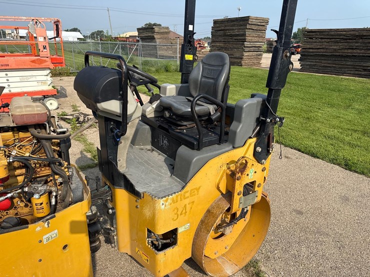 2016-caterpillar-cb34b-image-7