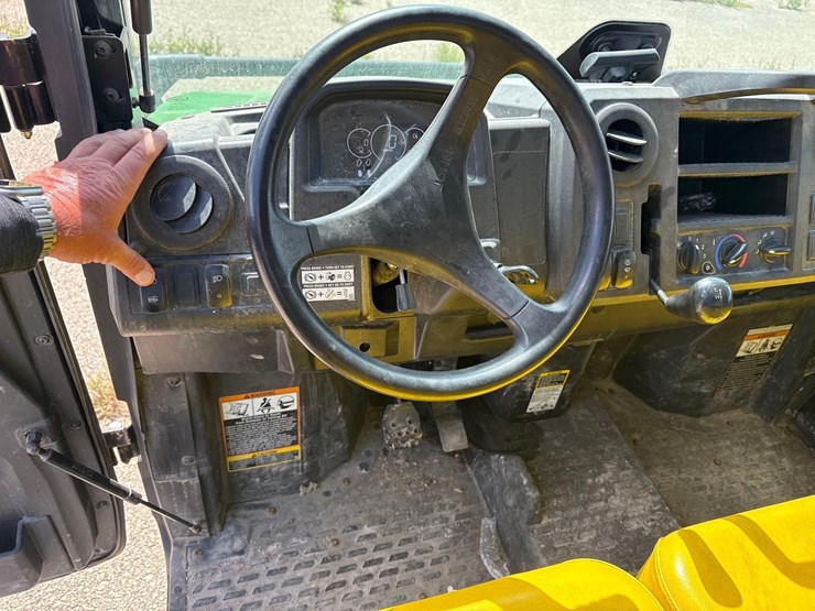 2021-john-deere-gator-image-11