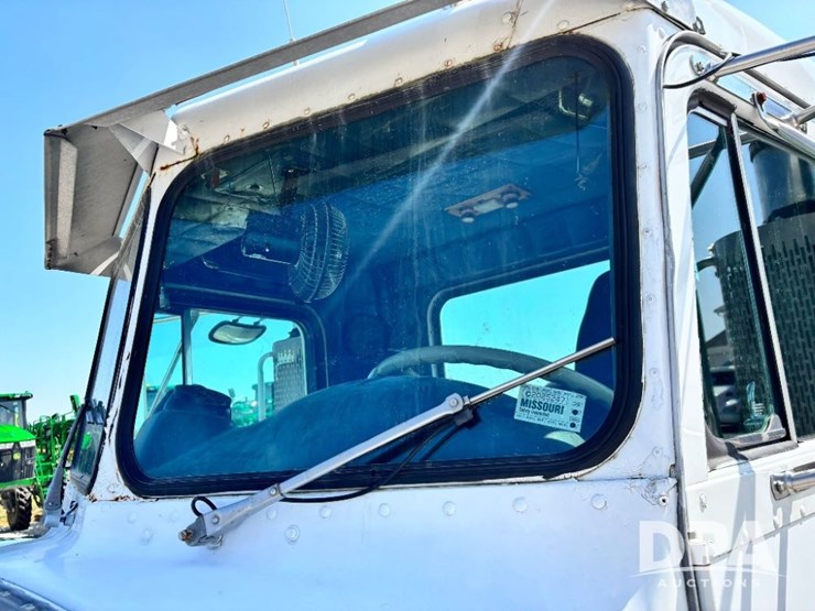 1986-peterbilt-359-image-68