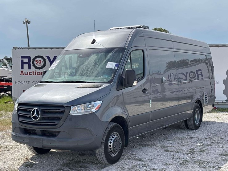 2021-mercedes-benz-sprinter-4500-image-1