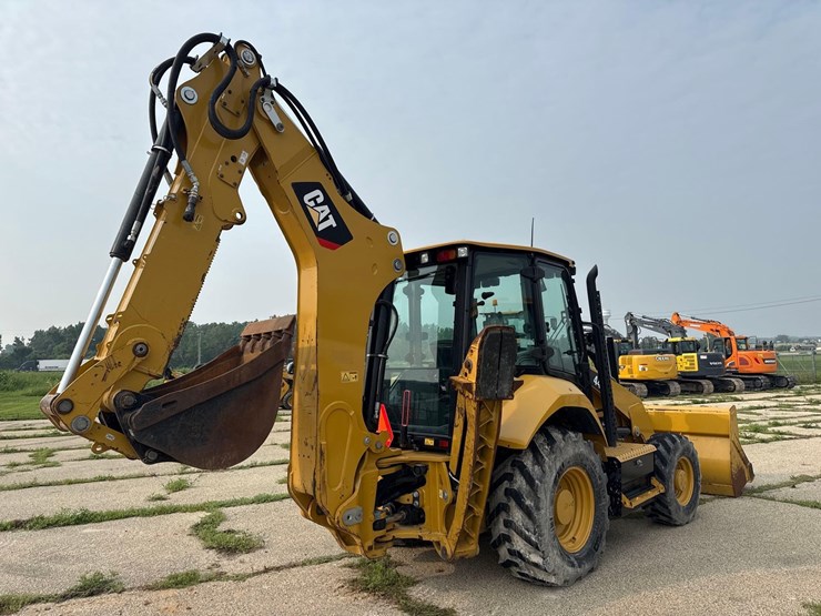 2019-caterpillar-440-image-5