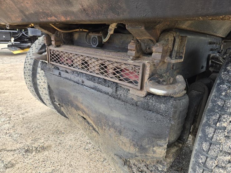 2015-mack-granite-gu813-image-40