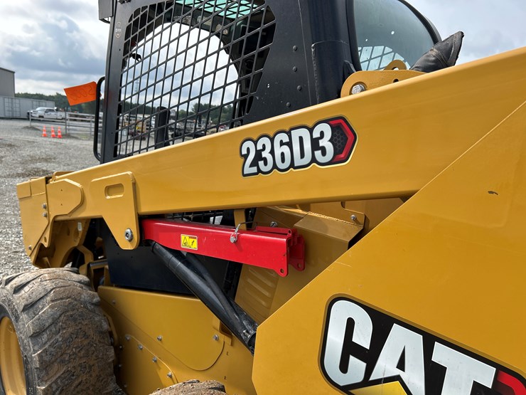 2021-caterpillar-236d3-image-25