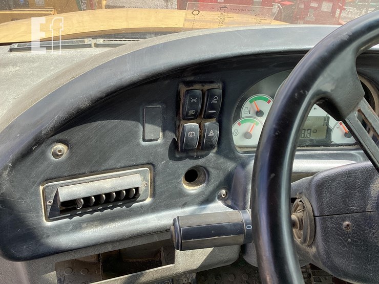 2010-caterpillar-740-image-14