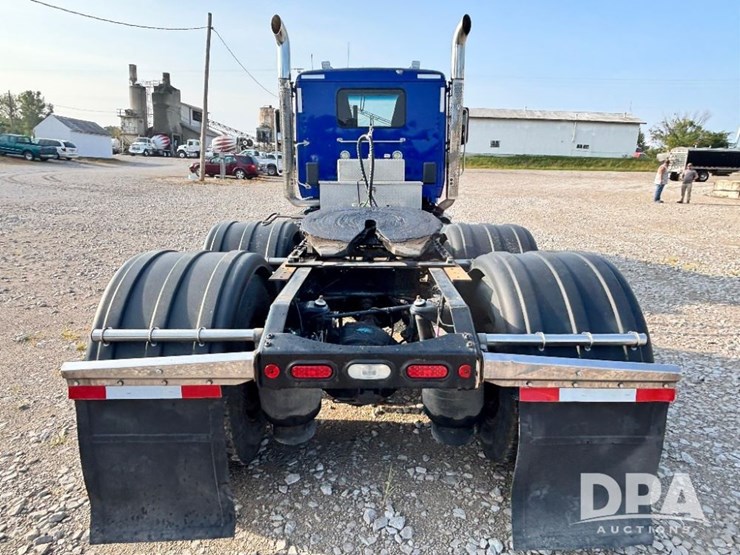 2019-peterbilt-567-image-13