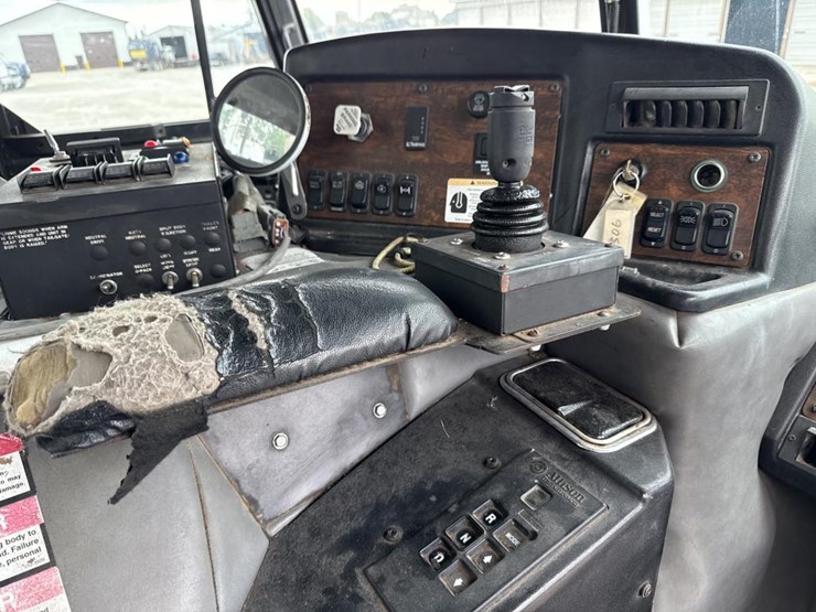 2004-peterbilt-320-image-18