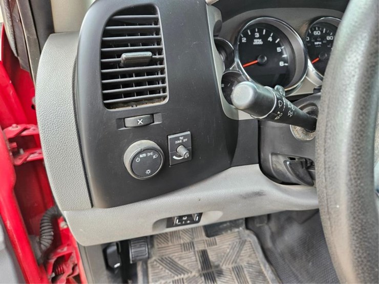 2013-chevrolet-3500hd-image-21