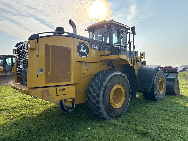2019-deere-744l-image-5
