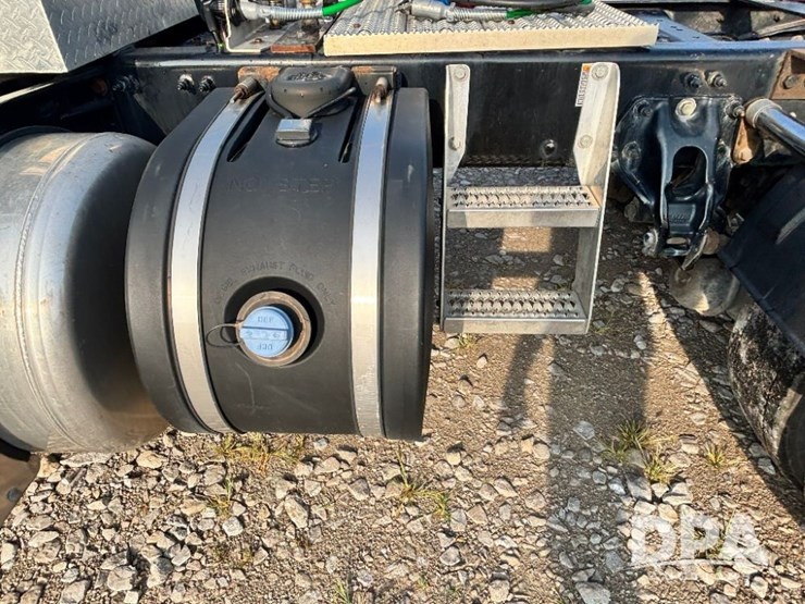 2019-peterbilt-567-image-32