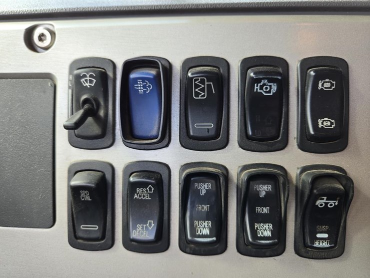 2015-mack-granite-gu813-image-86