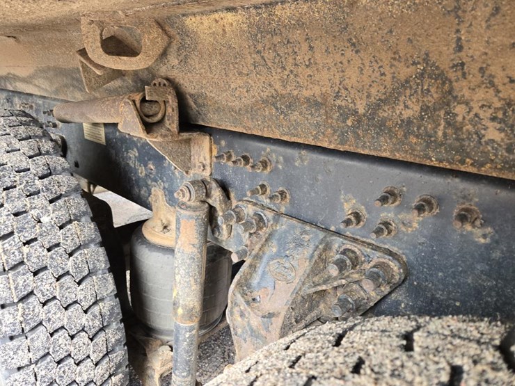2015-mack-granite-gu813-image-45