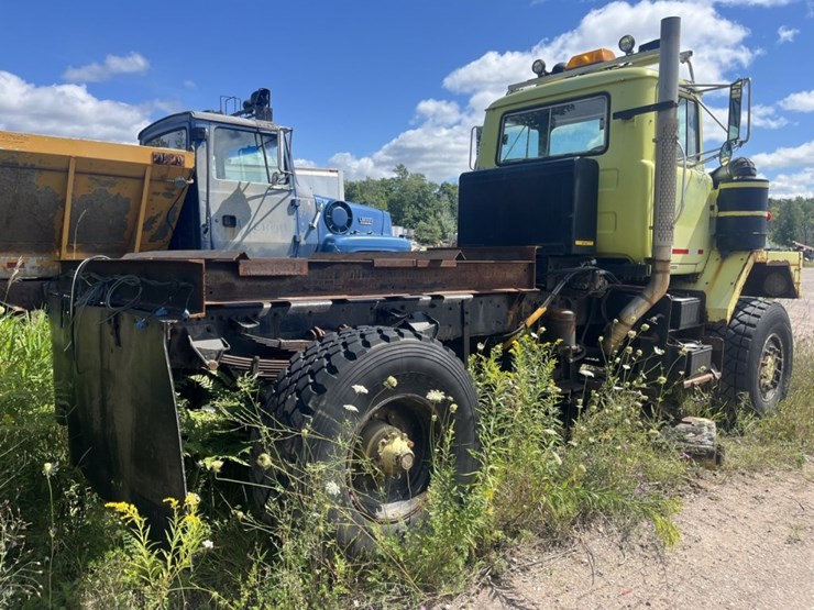 #1555-•-1992-mack-4x4-flat-bed-truck-image-4