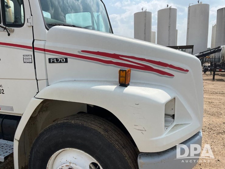 2000-freightliner-fl70-image-23