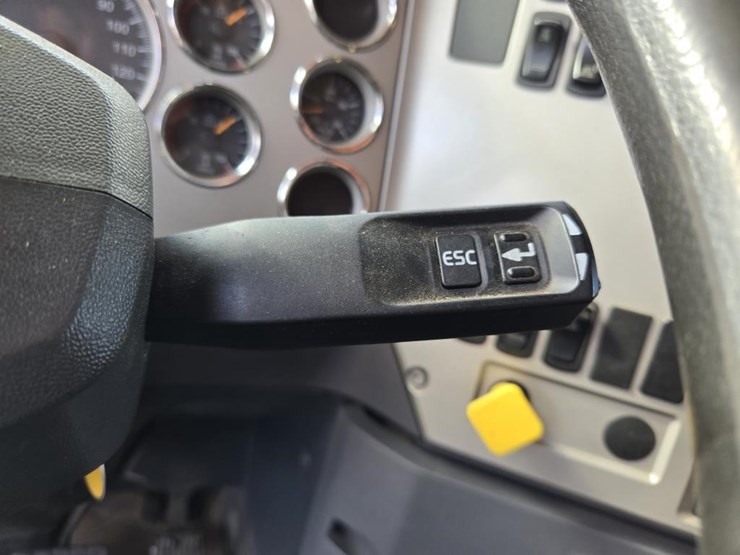 2015-mack-granite-gu813-image-95